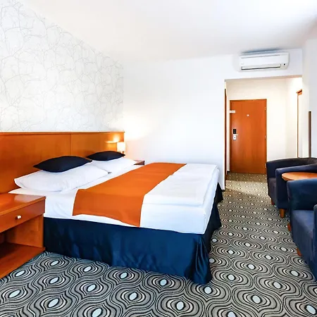 מלון Parkhotel Congress Center 4*