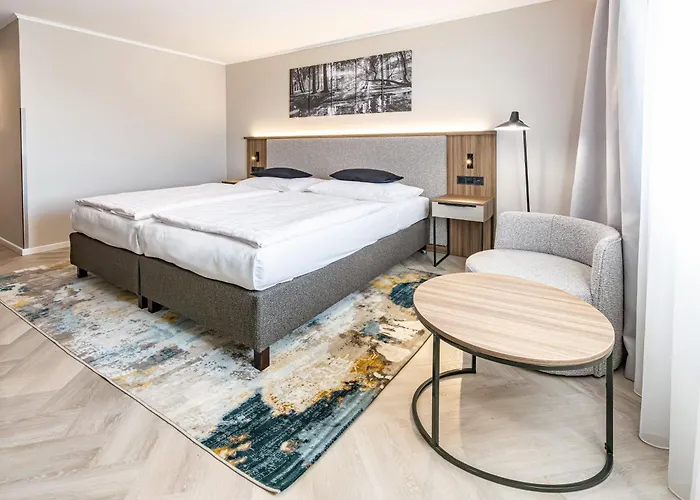 מלון Parkhotel Congress Center 4*