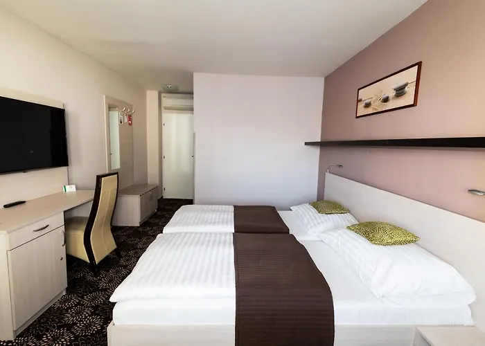 מלון Parkhotel Congress Center 4*